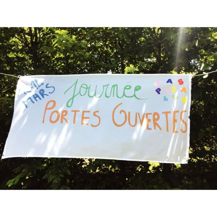 Bannière en polyester blanc 130 x 62 cm L718001